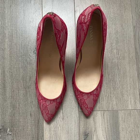 BOGO Stunning Red Floral Lace Heels NWOT - Picture 3 of 6